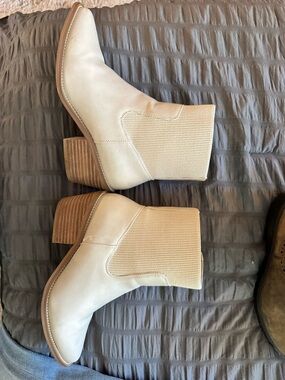 Dolce Vita Cream Ribbed Chelsea Ankle Boots